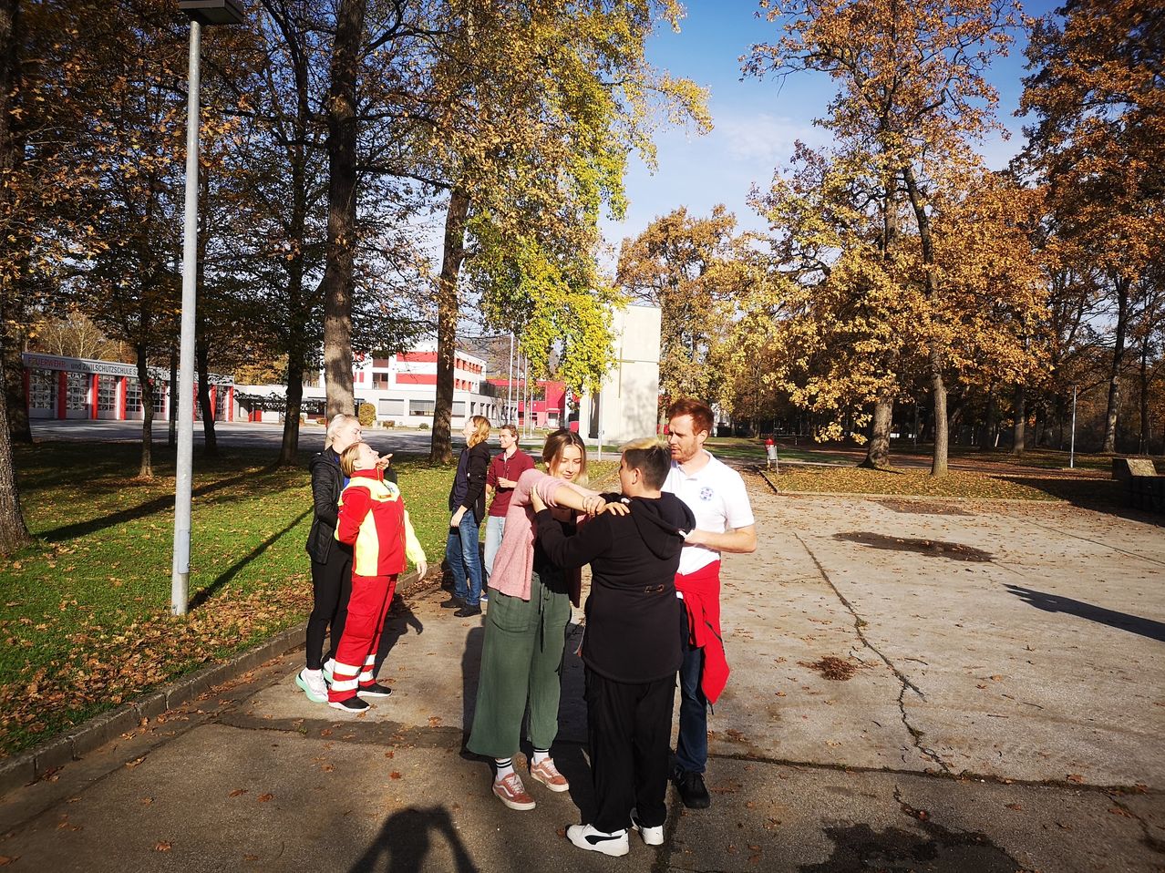 Bild enthält, People, Person, Tree, Grass, Park, Formal Wear, Vegetation, Pants, Portrait, Path