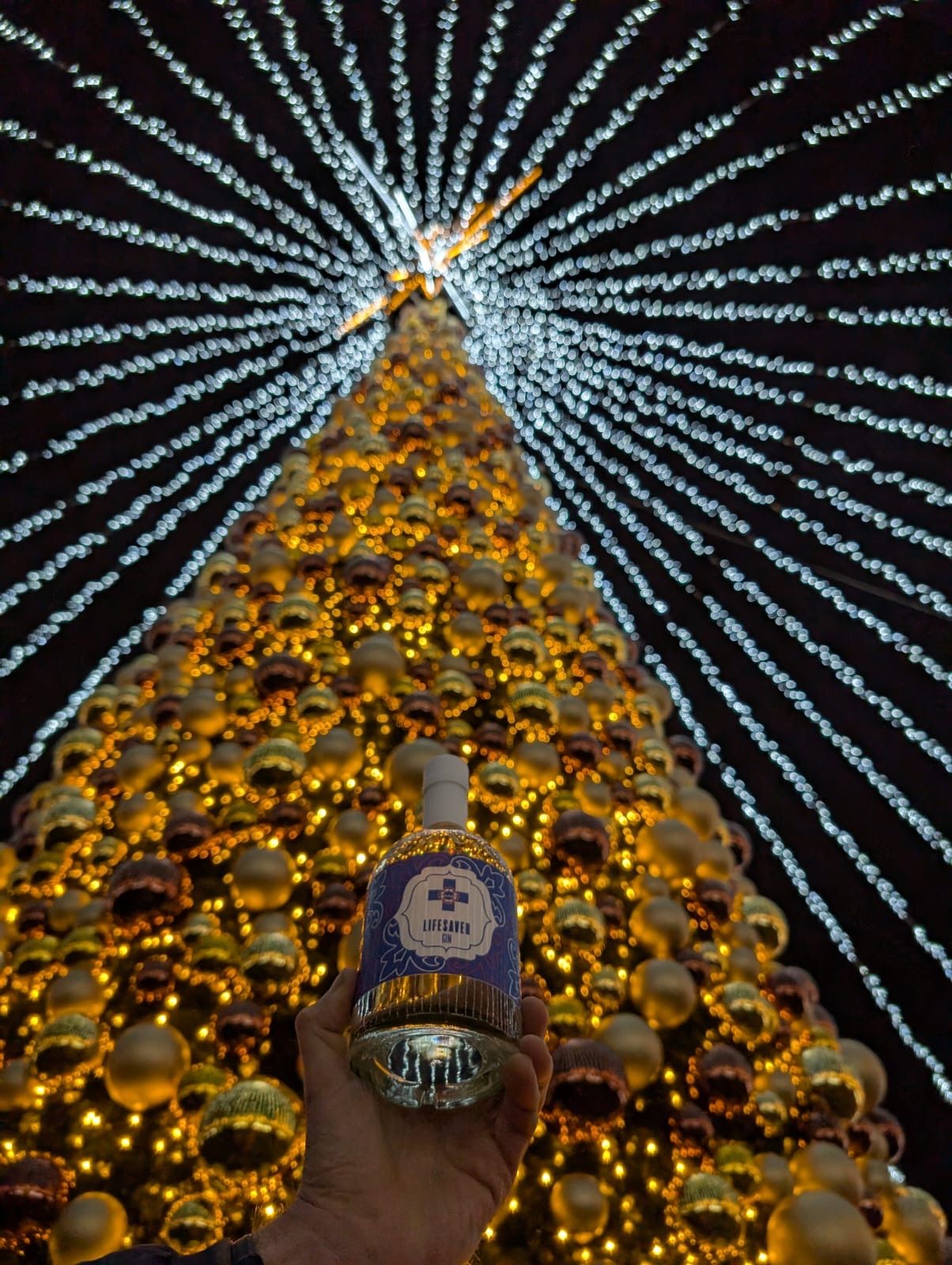 Bild enthält, Lighting, Christmas, Christmas Decorations, Festival, Bottle, Cosmetics, Perfume, Christmas Tree