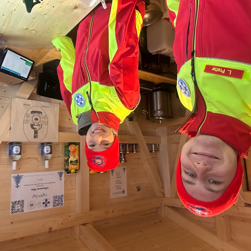 Bild enthält, Interior Design, Wood, Plywood, Hardwood, Shelter, Floor, Lifejacket, Cap, Baby, Person