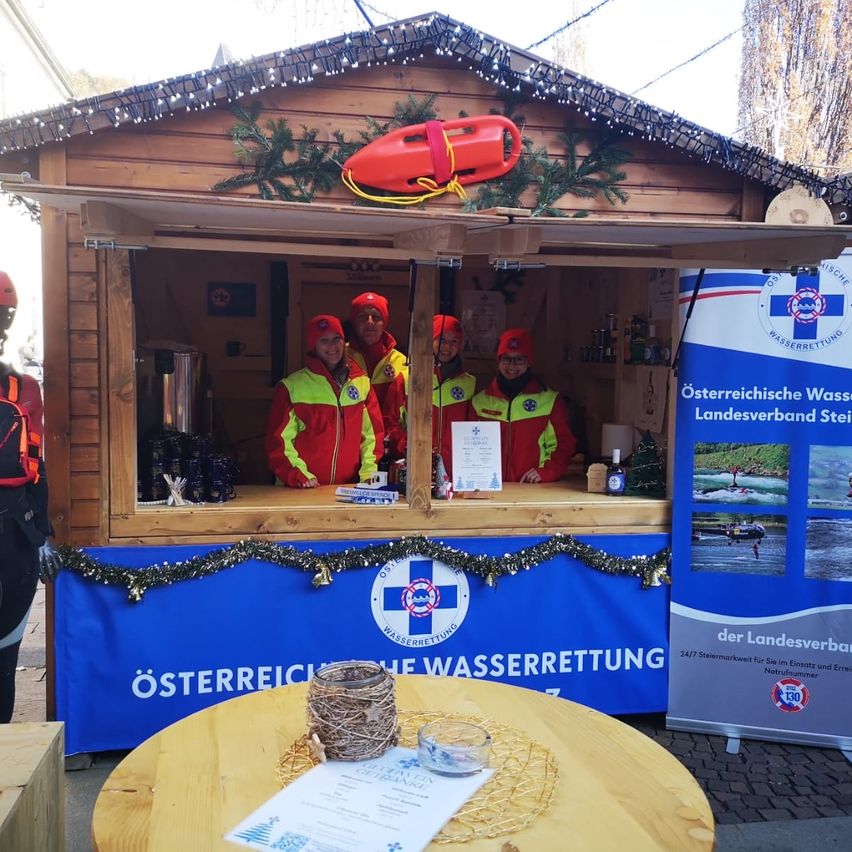 Bild enthält, Logo, First Aid, Adult, Female, Person, Woman, Red Cross, Symbol, Glasses, Boat