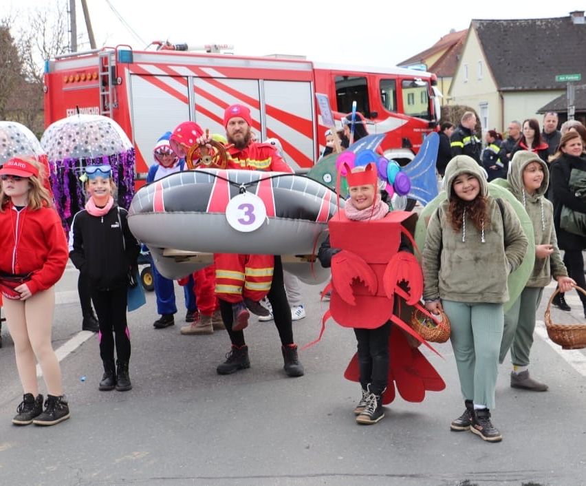 Bild enthält, People, Person, Adult, Female, Woman, Coat, Male, Man, Shoe, Face