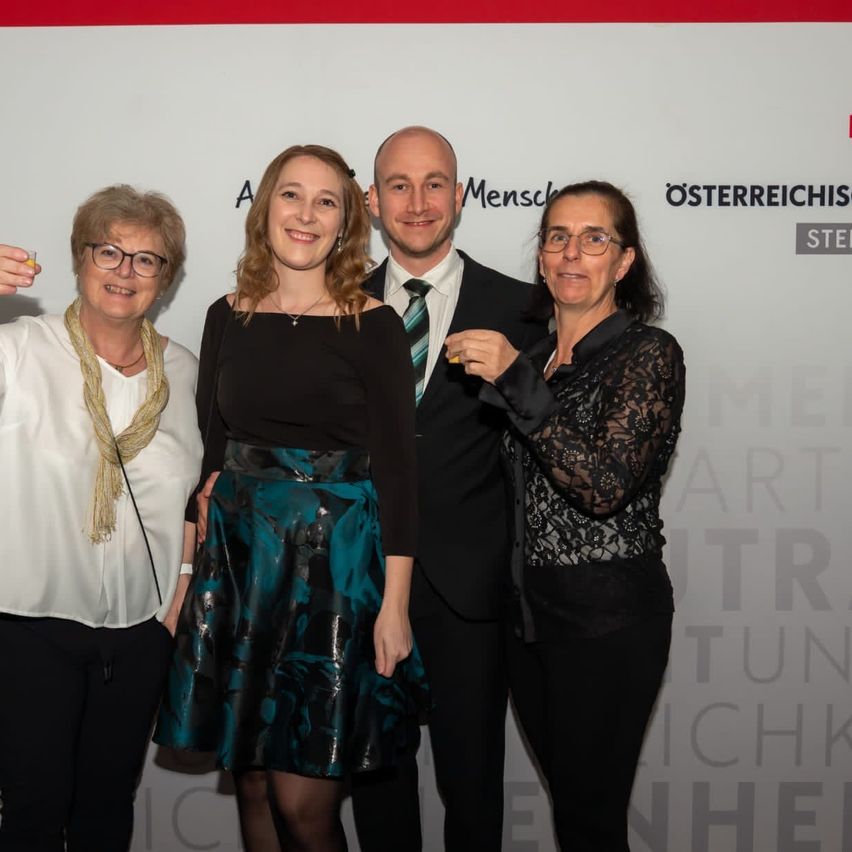 Bild enthält, Blazer, Coat, Jacket, Blouse, Logo, Adult, Female, Person, Woman, People