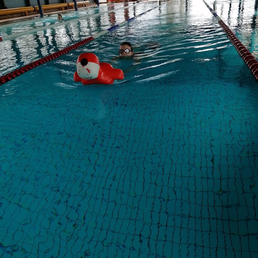 Bild enthält, Person, Swimming, Water, Hotel, Resort, Pool, Swimming Pool, Floor, Face, Head