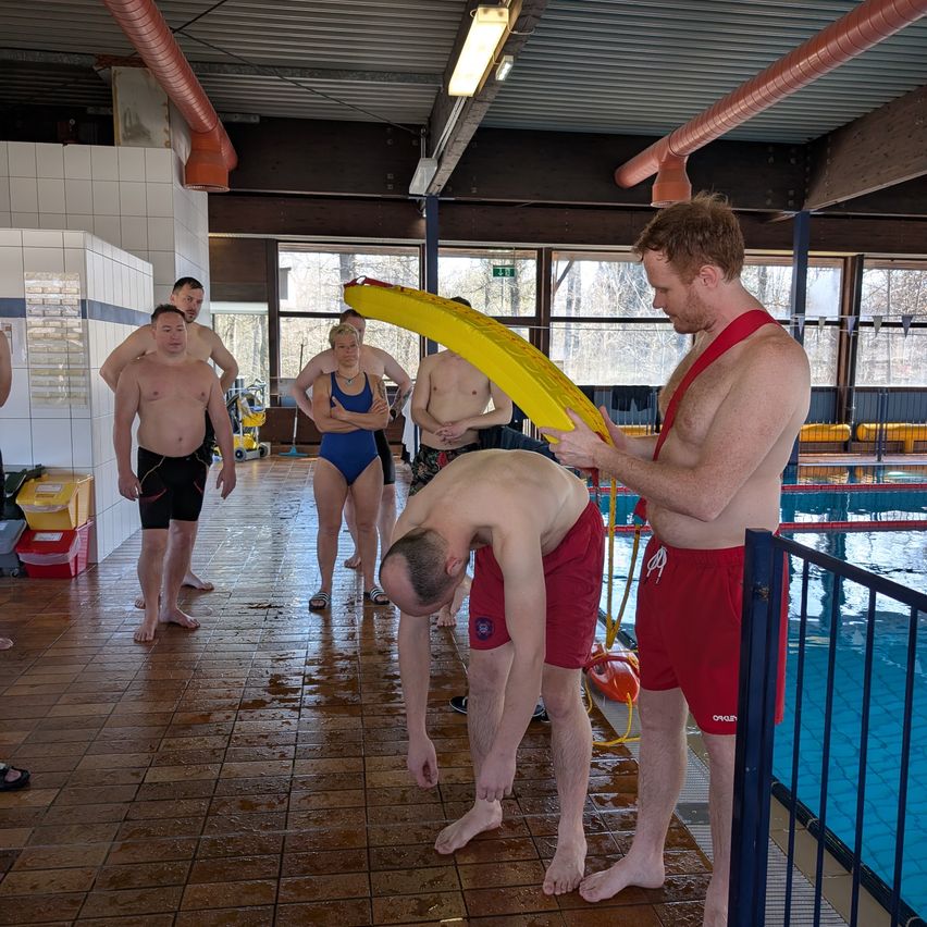 Bild enthält, Shorts, Floor, Flooring, Adult, Male, Man, Person, Water, Female, Woman