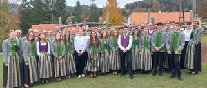 Plakat für ein Konzertereignis 2025 in Semriach, mit einem Chor in traditioneller Kleidung und einer malerischen Kulisse. Das Datum ist der 19. Oktober 2025.