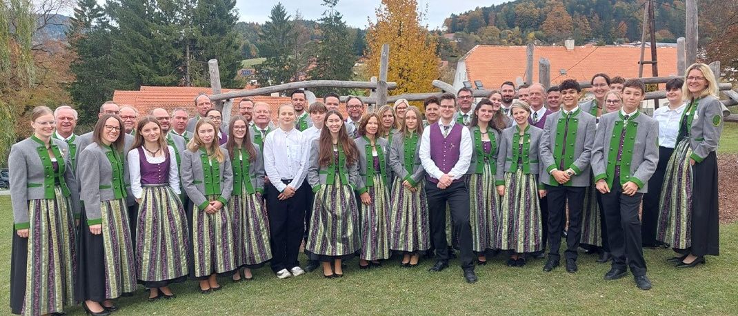 Plakat für ein Konzertereignis 2025 in Semriach, mit einem Chor in traditioneller Kleidung und einer malerischen Kulisse. Das Datum ist der 19. Oktober 2025.