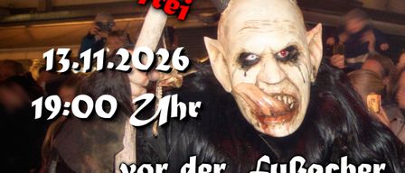 Plakat für eine Veranstaltung namens Hollätufli mit einer Person in einer gehörnten Maske, die einen Stab vor einer Menge hält. Die Veranstaltung findet am 13. November 2026 um 19:00 Uhr in der Mehrzweckhalle statt.