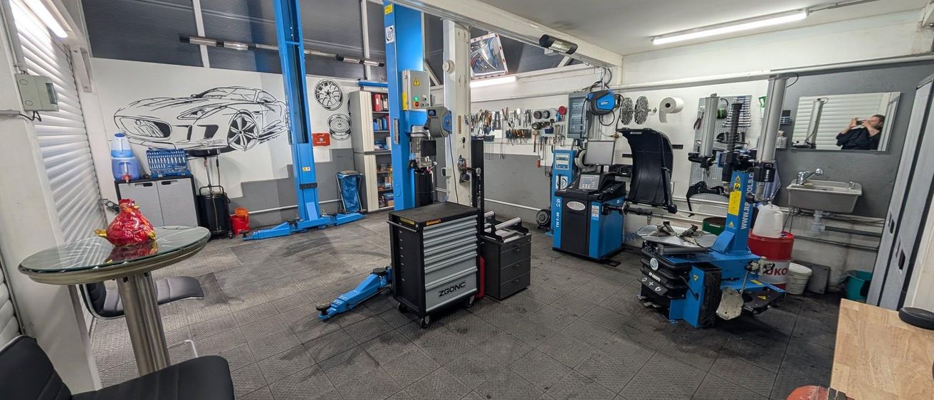 Bild enthält, Architecture, Building, Factory, Manufacturing, Workshop, Indoors, Sink, Person