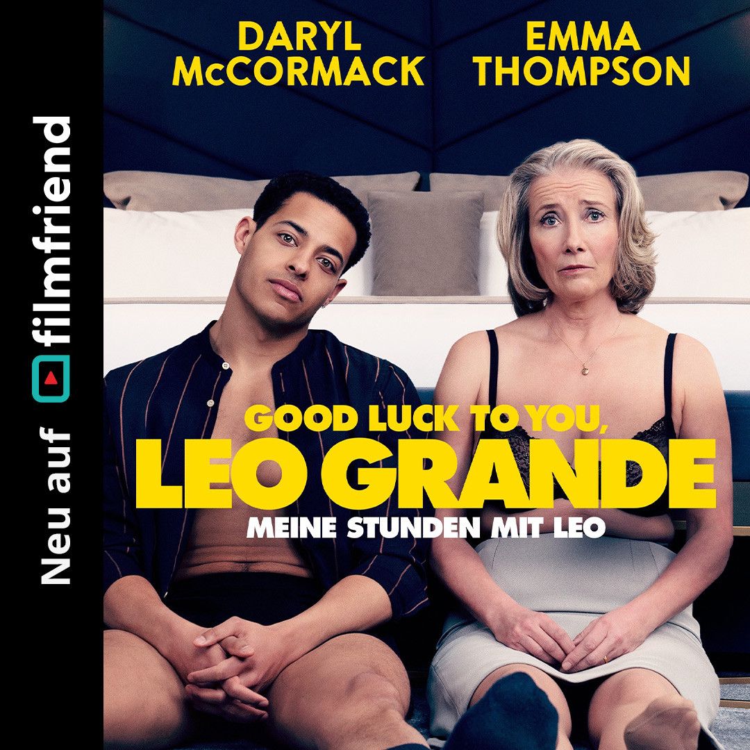 Ein Filmplakat zeigt einen Mann und eine Frau, die auf einem Bett sitzen. Der Mann trägt ein blaues Hemd, die Frau ein schwarzes Kleid. Der Titel 'Good Luck To You, Leo Grande' ist prominent zu sehen.