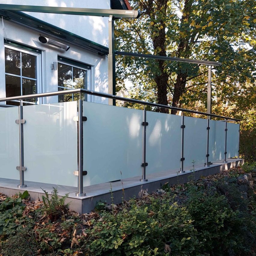 Bild enthält, Handrail, Railing, Architecture, Balcony, Building, Hot Tub, Tub