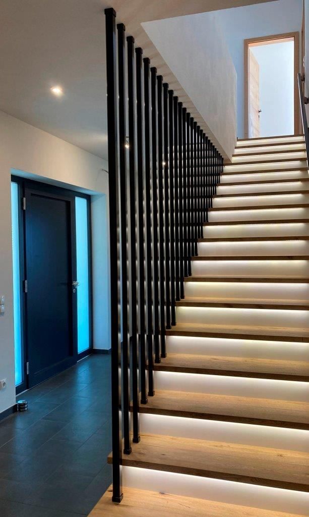 Bild enthält, Architecture, Building, House, Housing, Staircase, Foyer, Indoors, Interior Design, Wood, Hardwood