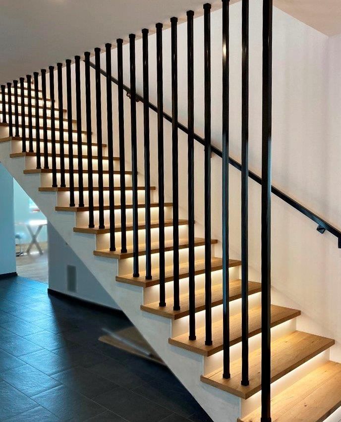 Bild enthält, House, Housing, Staircase, Wood, Hardwood, Stained Wood, Indoors, Interior Design, Mace Club, Foyer