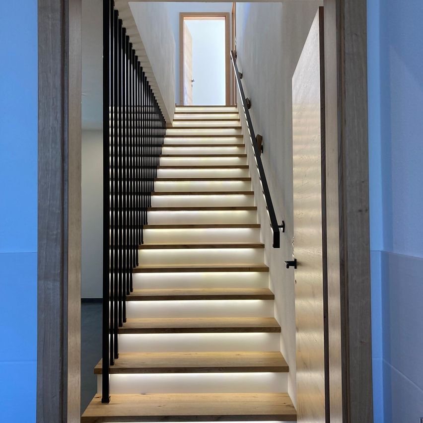 Bild enthält, Architecture, Building, House, Housing, Staircase, Indoors, Foyer, Interior Design, Wood