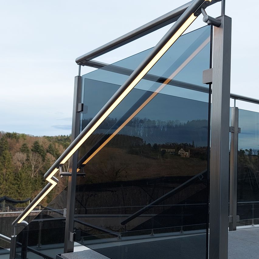 Bild enthält, Handrail, Railing, Architecture, Building, Triangle