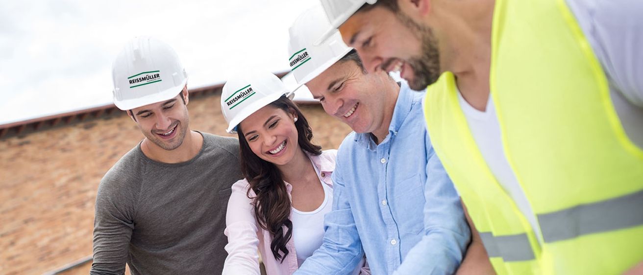 Bild enthält, Hardhat, Helmet, Person, Worker, Adult, Male, Man, People, Female, Woman