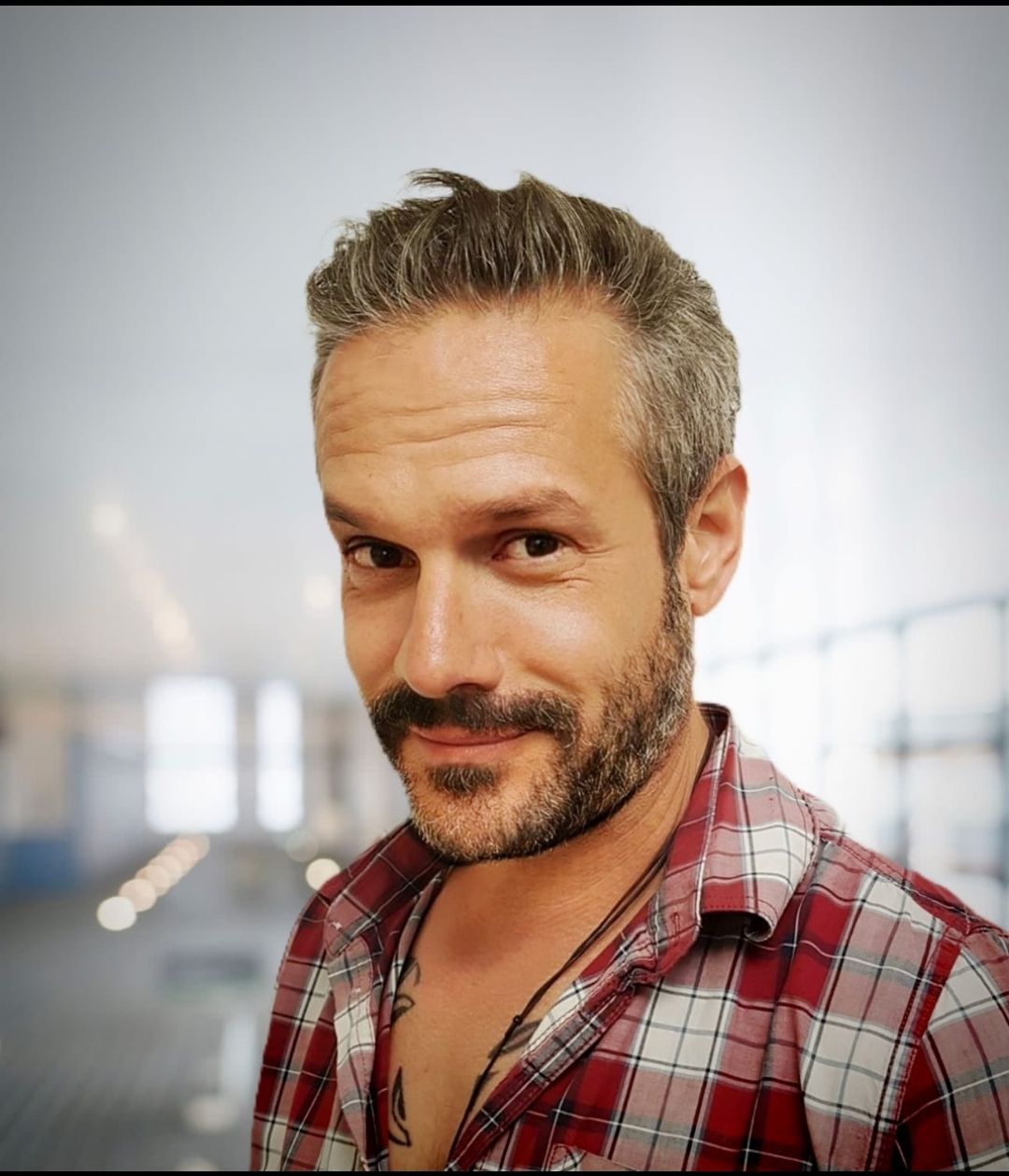 Bild enthält, Blonde, Hair, Person, Crew Cut, Adult, Male, Man, Face, Clothing, Shirt