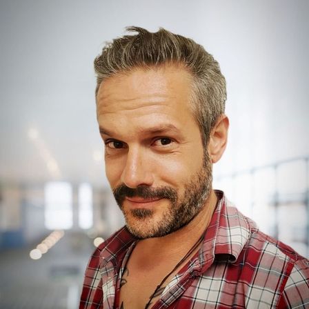 Bild enthält, Blonde, Hair, Person, Crew Cut, Adult, Male, Man, Face, Clothing, Shirt