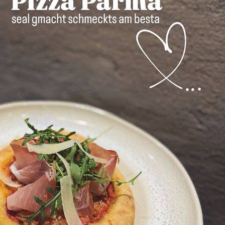 Ein Teller mit einer Pizza Parma, belegt mit Prosciutto und Rucola. Der Hintergrund zeigt ein Herzsymbol und einen Slogan.