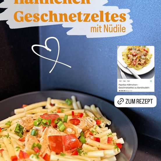Ein Teller mit Hähnchen-Fettuccine-Pasta mit Gemüse und Kräutern, vor einem blauen Hintergrund. Ein kleines Bild des Gerichts ist in der oberen rechten Ecke.