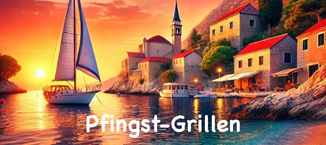 Sonnenuntergang am Meer mit einem Segelboot im Vordergrund, eine kleine Stadt mit roten Dächern und einer Flagge der Niederlande.