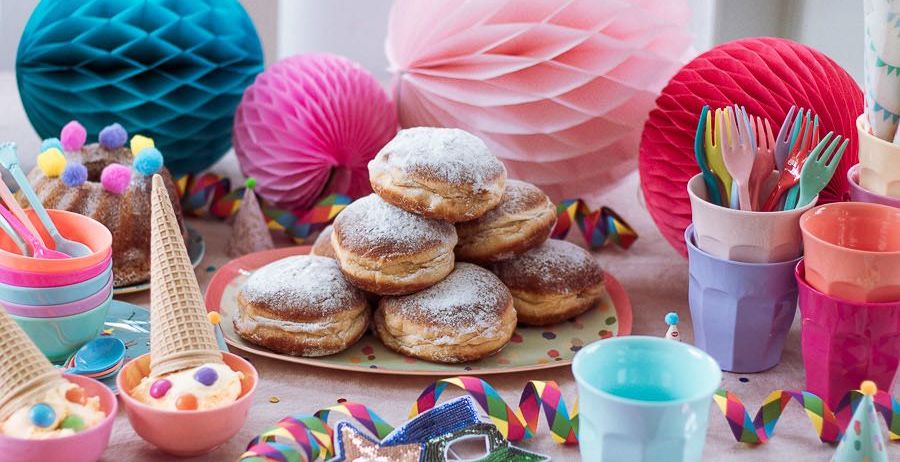 Bild enthält, People, Food, Sweets, Fun, Party, Brunch, Cup, Bread, Fork