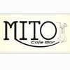 Mito Cafe Bar Logo mit stilisiertem Becher, Strohhalm, Zitrone und Kaffeebohnen auf beigem Hintergrund.