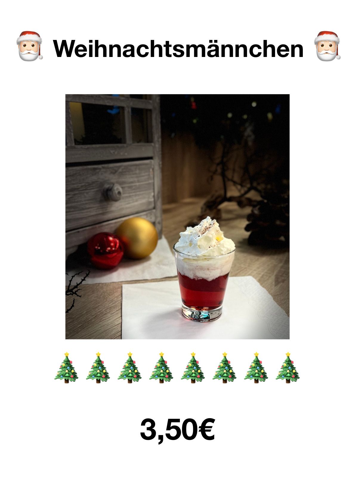 Ein Dessertbecher gefüllt mit roter Flüssigkeit und gekrönt mit Schlagsahne, mit Weihnachtskugeln und einem Holzschrank im Hintergrund.