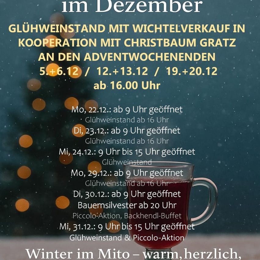Ein Plakat mit dunkelblauem Hintergrund und gelbem Text lautet: 'Im Dezember Glühweinstand mit Weihnachtsbaum in Zusammenarbeit mit Adventwochenenden.' Es listet Öffnungszeiten und Veranstaltungen auf, einschließlich Bauernfest und Piccolo-Aktion.