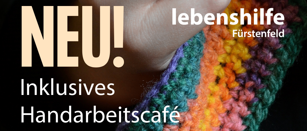 Werbeposter für ein neues inklusives Handarbeitscafé, das ein farbenfrohes gehäkeltes Objekt zeigt. Das Poster ist in weißen und grünen Schriften auf schwarzem Hintergrund. Das Wort 'NEU!' ist prominent angezeigt.