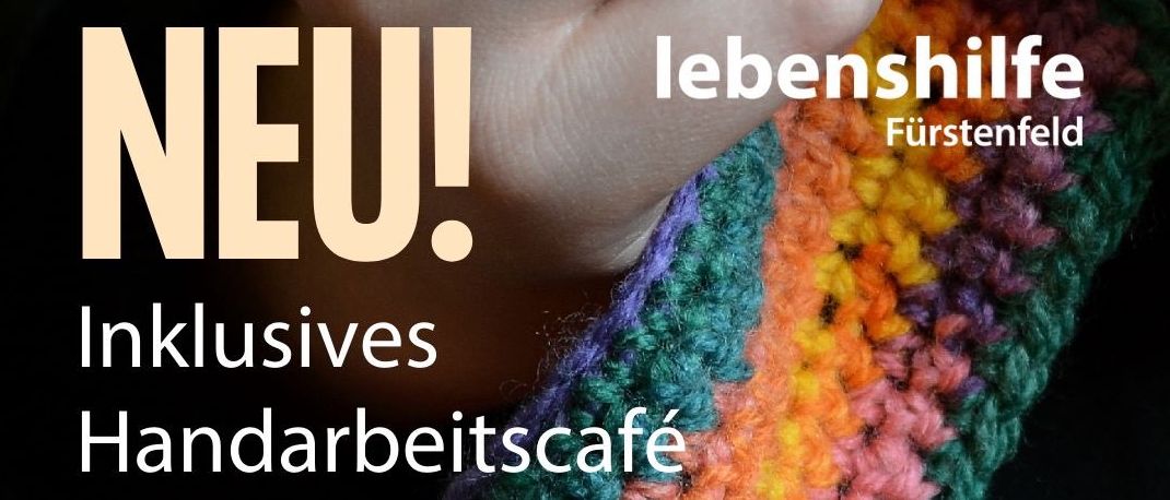 Plakat für ein neues inklusives Handarbeitscafé mit einem bunten gestrickten Gegenstand im Vordergrund und einer Hand im Hintergrund.