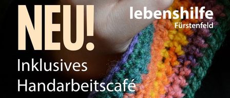 Plakat für ein neues inklusives Handarbeitscafé bei Lebenshilfe Furstenfeld. Das Plakat zeigt ein mehrfarbiges gestricktes Armband und Text auf Deutsch.
