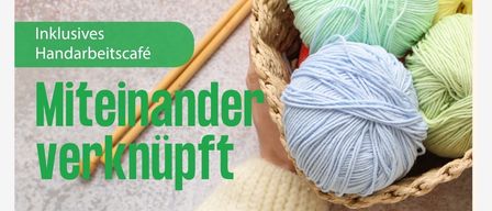 Ein Korb mit Wollknäueln in verschiedenen Farben und Stricknadeln auf einem Tisch. Der Text lautet 'Inklusives Handarbeitscafé Miteinander verknüpft.'