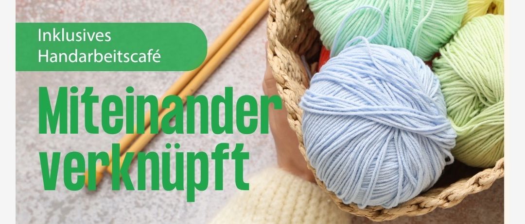 Eine Person, die mit einer Handarbeitsnadel strickt, vor sich einen Korb mit Garn. Der Text lautet 'Inklusives Handarbeitscafé Miteinander verknüpft'.