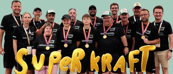 A group of individuals wearing black t-shirts with 'Super Kraft' and gold medals stand in a row, smiling for the camera. The image has a green background and golden text 'Super Kraft'.
