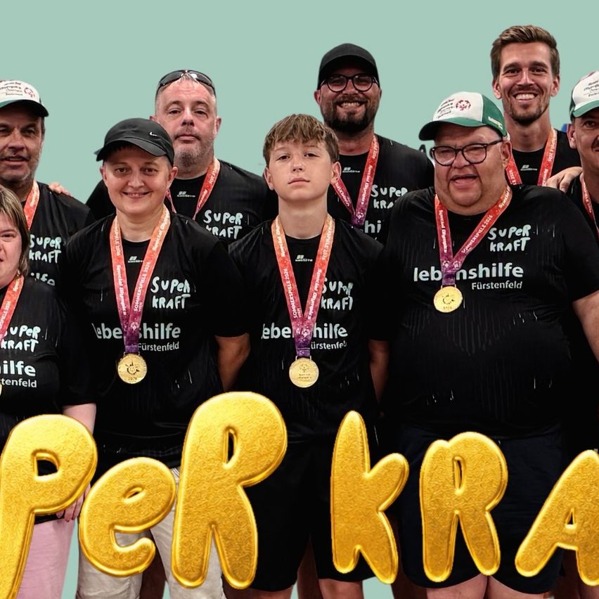 A group of individuals wearing black t-shirts with 'Super Kraft' and gold medals stand in a row, smiling for the camera. The image has a green background and golden text 'Super Kraft'.