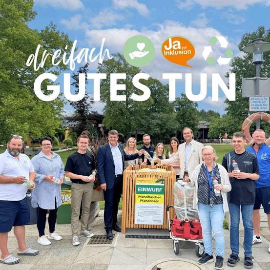 Eine Gruppe von Erwachsenen posiert für ein Foto vor einem Recycling-Container und einem Banner mit der Aufschrift 'Dreifach Gutes Tun'.