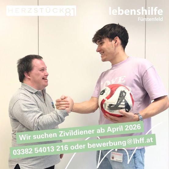 Zwei Männer schütteln sich die Hände. Einer hält einen Fußball. Sie lächeln. Das Bild hat einen grünen Banner, der 'Wir suchen Zivildiener ab April 2026' lautet.