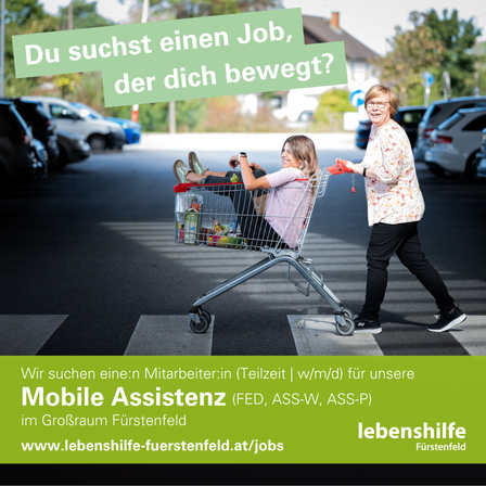 Eine Anzeige zeigt eine Frau, die einen Einkaufswagen mit einer anderen Frau darin schiebt, die eine Straße überquert. Der Text lautet 'Du suchst einen Job, der dich bewegt?' und 'Wir suchen eine/n Mitarbeiter/in (Teilzeit | w/m/d) für unsere Mobile Assistenz im Großraum Furstenfeld.'