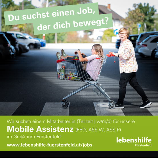 Eine Anzeige zeigt eine Frau, die einen Einkaufswagen mit einer anderen Frau darin schiebt, die eine Straße überquert. Der Text lautet 'Du suchst einen Job, der dich bewegt?' und 'Wir suchen eine/n Mitarbeiter/in (Teilzeit | w/m/d) für unsere Mobile Assistenz im Großraum Furstenfeld.'