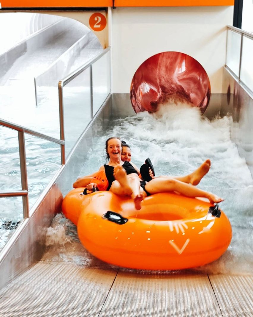 Bild enthält, Adult, Female, Person, Woman, Bathing, Water, Hot Tub, Tub
