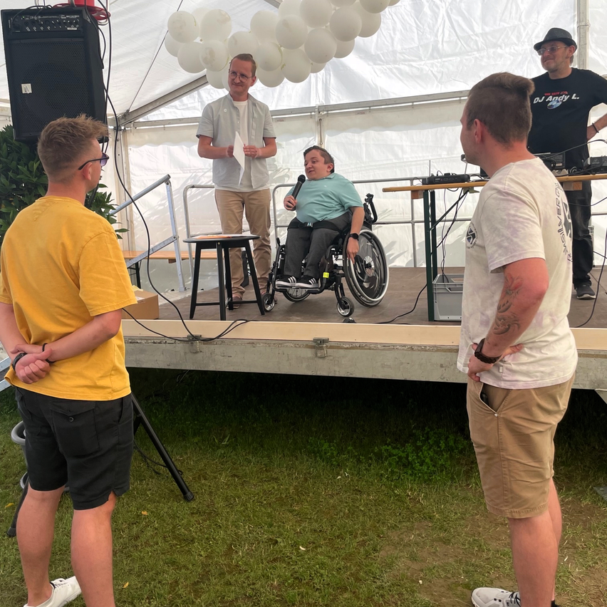 Bild enthält, Shorts, Boy, Male, Person, Teen, Adult, Man, Shoe, Furniture, Chair