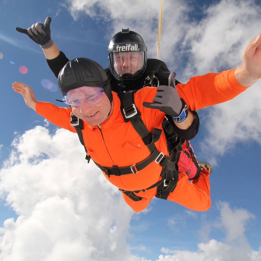 Bild enthält, Glove, Helmet, Adventure, Outdoors, Face, Person, Adult, Male, Man, Skydiving
