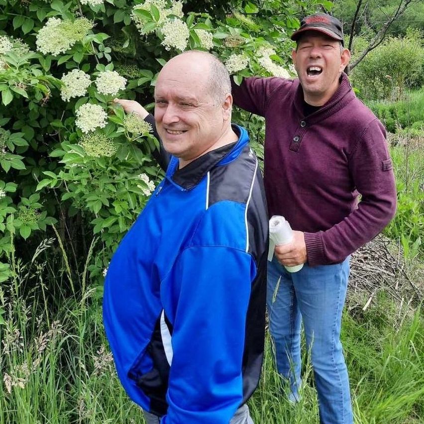 Bild enthält, Coat, Photography, Portrait, Jacket, Pants, Vegetation, Grass, Hiking, Herbal, Shaker