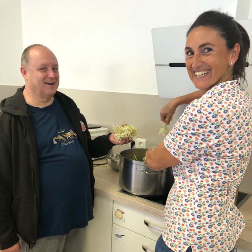 Bild enthält, Blouse, Person, Portrait, Adult, Female, Woman, Coat, Male, Man, Kitchen