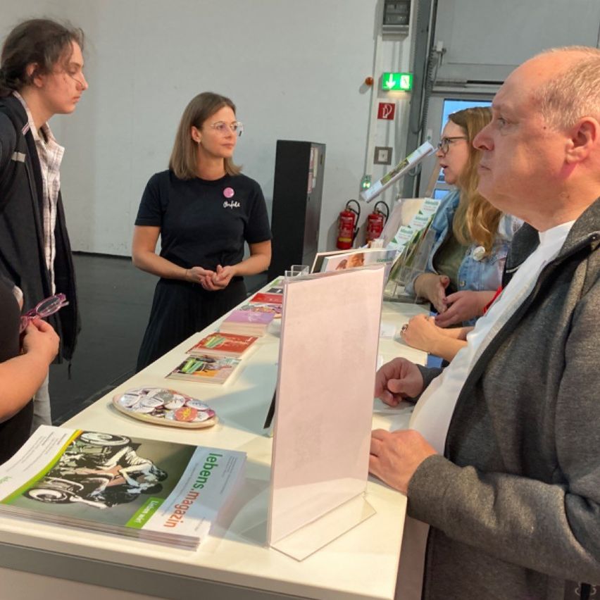 Bild enthält, Advertisement, Adult, Female, Person, Woman, Boy, Male, Teen, Man, Shop