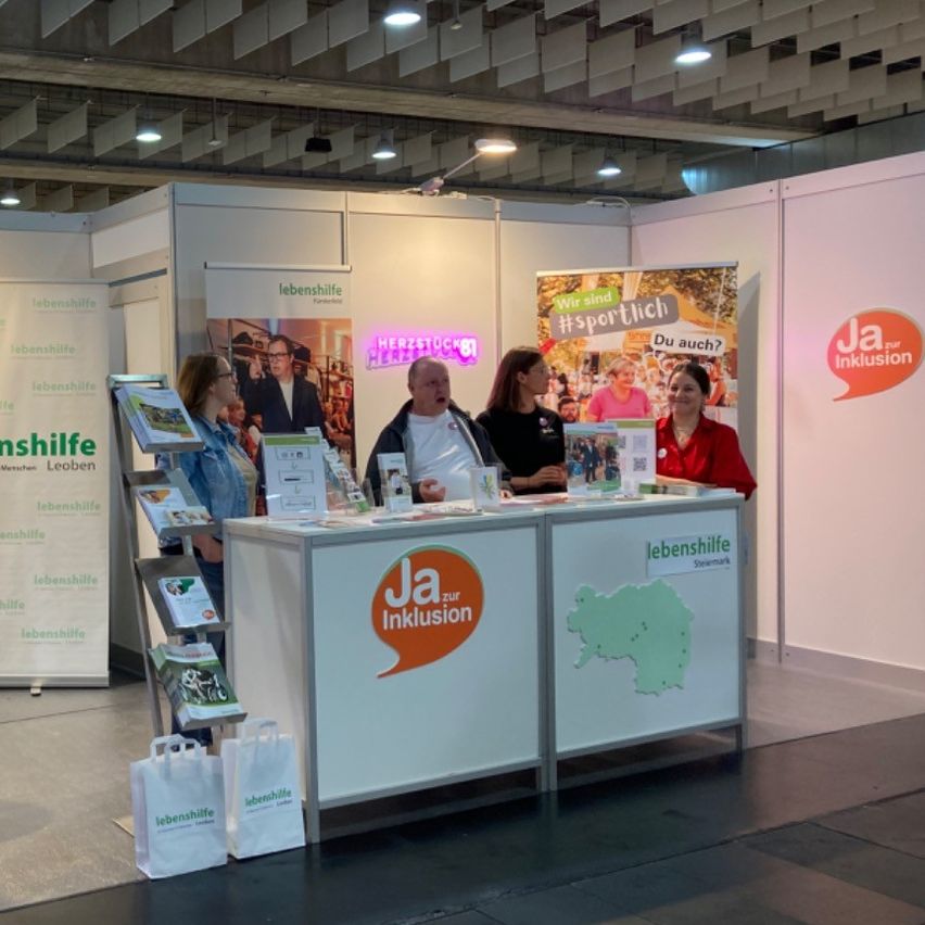 Bild enthält, Shop, Adult, Female, Person, Woman, Indoors, Building, Market, Handbag, Grocery Store