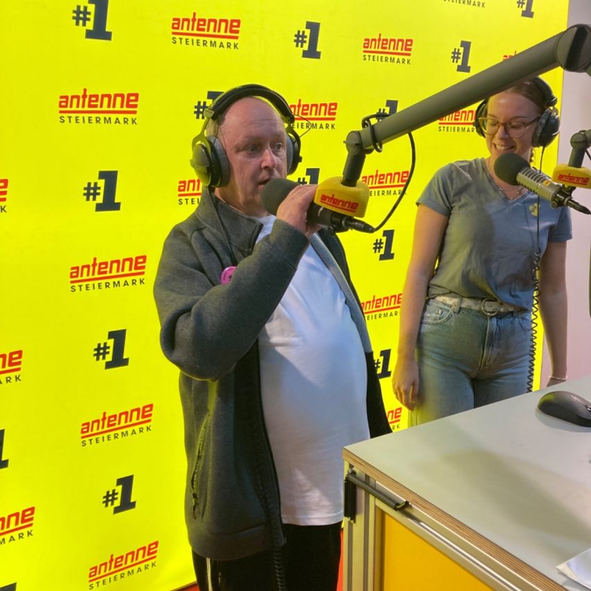 Bild enthält, Electrical Device, Microphone, Adult, Male, Man, Person, Crowd, Headphones, Jeans, Face