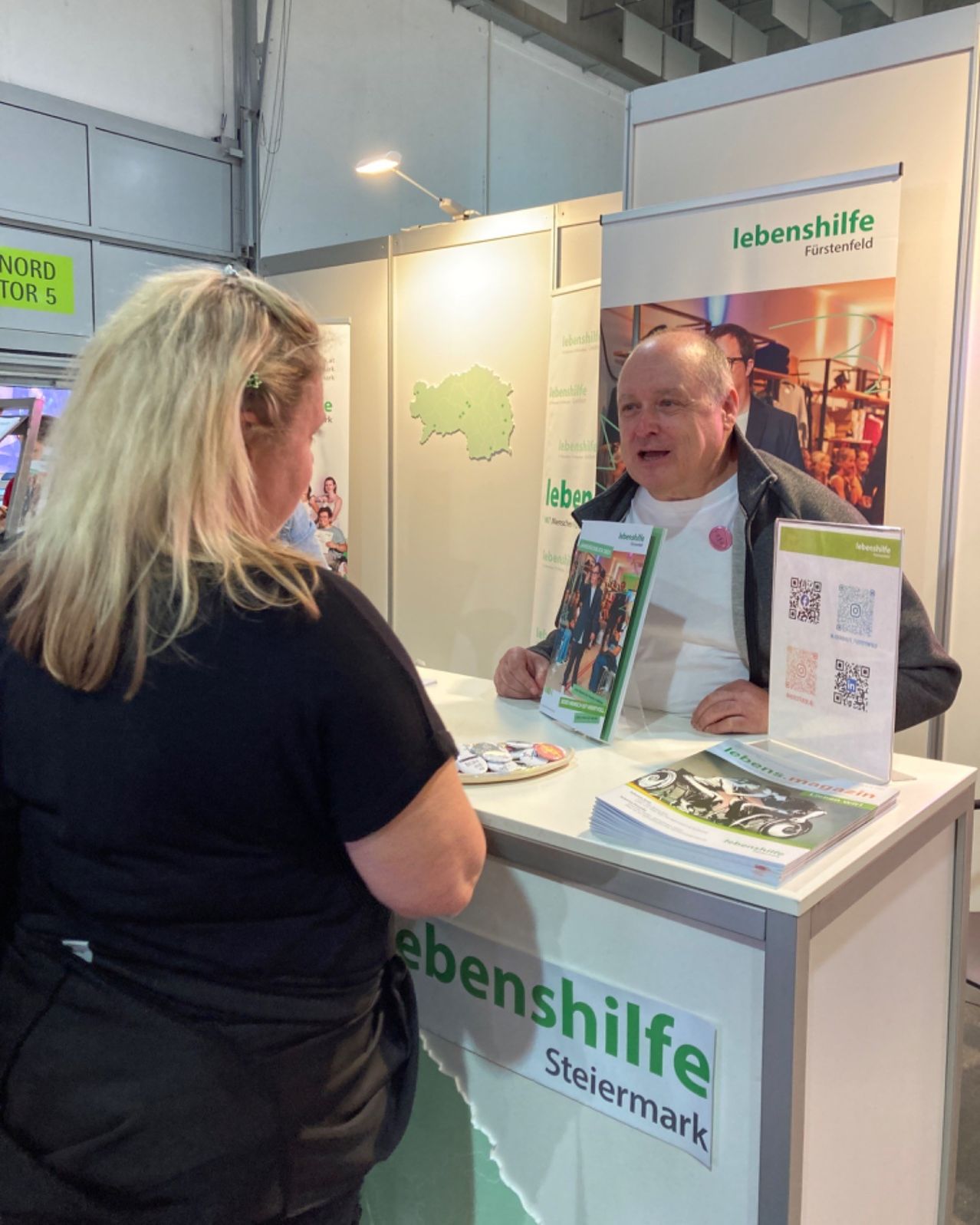 Bild enthält, Advertisement, Poster, Adult, Female, Person, Woman, Shop, Male, Man, Suit