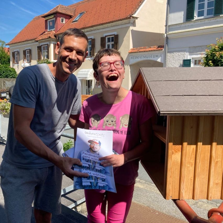 Bild enthält, Shelter, T-Shirt, Neighborhood, Photography, Portrait, City, Street, Potted Plant, Pants, Poster