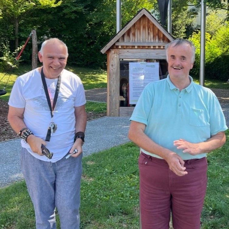 Bild enthält, Pants, Outdoors, Shelter, Grass, T-Shirt, Person, Portrait, Adult, Male, Man